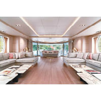 船艙的牆身飾以淺棕色木板，配備多張布藝梳化，暖意洋溢。