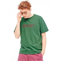 《挪威的森林》T-shirt設計相當簡約，售￥1,500（約HK$107）。