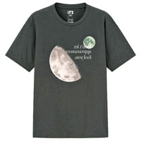 《1Q84》T-shirt印有標誌性的兩個月亮，售￥1,500（約HK$107）。