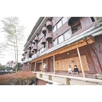 溫泉旅館四季の宿 富士山外亦設足湯，景觀開揚。