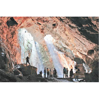 望天洞於洞頂有個大洞口，透過陽光照射下將岩洞壯觀紋理展露出來。