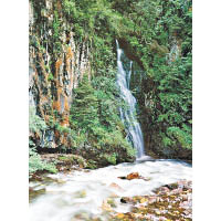 風景區的深山峽谷之中，有高10多米的柯孜拉霞瀑布值得細味。