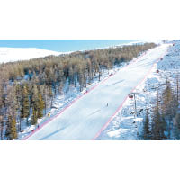 滑雪場有多種級別雪道，當中又以長 9.5公里的雪道最受歡迎。
