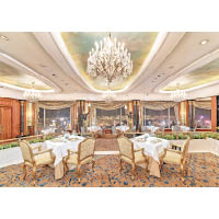 用餐區設計典雅，配上巨型水晶燈，冠冕堂皇，還可以欣賞維港的迷人景色。