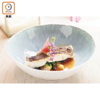 日本左口魚配蜜糖豆炒蠑螺<br>及越式番茄蟹肉湯鮮味的湯汁和外皮煎得香脆的左口魚配搭，添加鮮味。