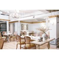 餐廳以法式大宅作設計藍本，加上用色簡約，配以樸實的木椅等，營造出典雅高貴氛圍。