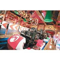 乘坐型遊樂項目Mario Kart，可體驗遊戲中駕車飛馳的樂趣。