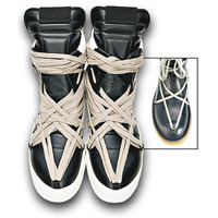 RICK OWENS推出的高筒波鞋及最近RICK OWENS×Dr.Martens聯名皮靴同樣採用此「五芒星」鞋帶設計。