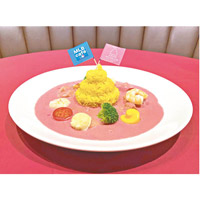BOSS E‧ZO FUKUOKA內的MLB cafe FUKUOKA同期推出粉紅色的便便咖喱飯，售￥1,300（約HK$91）。