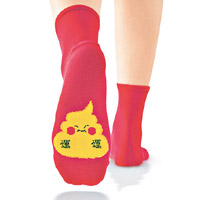 日本相傳踩到大便會帶來好運，這款「便便開運襪」便讓你可日日踩便便。