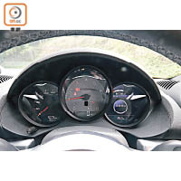 儀錶右圈可切換至Chrono計時器，屬Sport Chrono跑車計時套件之一，方便顯示、儲存及評估賽道或其他路線時間。
