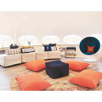 室內的設計舒適，有睡床、梳化、藍牙音響及Ball Chair等，設備完善。