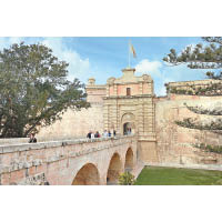 位於馬耳他中部的姆迪納古城，進入城內的正門 Mdina Gate是美劇《權力遊戲》第一季的拍攝地點。