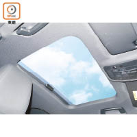 電動天窗屬標準配備，打開遮光板後能引進自然光，為車廂帶來開揚感。