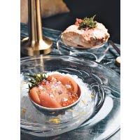 蟹肉沙律<br>日本蟹肉配三文魚籽，加上番茄片作漂亮擺盤，賣相吸睛，入口更是清新鮮香。