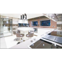 廚房為開放式設計，令室內空間更為寬敞。