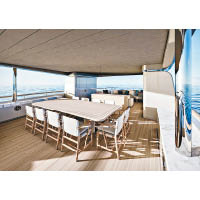 太陽甲板設有大型餐飲區，環境開揚，最適合開泳衣派對。