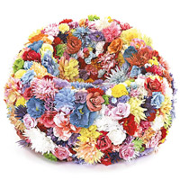 利用手工紙花及絹花製造的「Oshibana Flower Chair」，色彩繽紛，猶如一件藝術品。