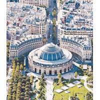 巴黎證券交易所—皮諾私人藝術館前身是商品期貨交易中心，擁有圓形拱頂外觀，是巴黎的地標之一。
