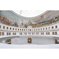 圓頂內的全景壁畫是這座建築的珍寶之一，由5位藝術家以商品交易為主題而創作。