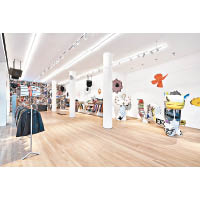 店內裝潢與美國及日本各地店舖一樣，同樣擺放Mark Gonzales設計的巨型藝術雕塑。