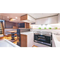 開放式廚房用上嵌入式廚櫃及電器，設計實用。