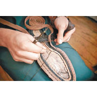 Norwegian Construction最初用於製作登山鞋，縫紉方式是有助增加鞋身的堅固以及韌性，同時亦具備易於修補的特點，可見一雙鞋實在是工藝之表現。