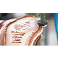 Piuma Rapid Construction的製作工序超過200多道，接縫技巧在於鞋內沒有接縫及針孔，透氣性及舒適性極佳，鞋底會壓印羽毛圖案凸顯其輕巧。