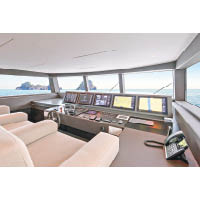 寬敞的駕駛室特設3個座位，方便船主體驗航海之旅。