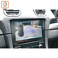 標準配備PCM通訊管理系統的全新7吋輕觸屏幕，拍攝車加配了ParkAssist前後泊車感應連後泊鏡頭，倒車泊車倍感輕鬆。