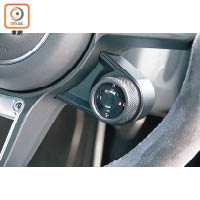 軚環右下方的旋鈕式駕駛模式選擇器，提供Normal、Sport、Sport Plus及Individual模式選擇。