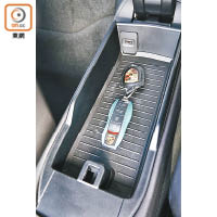 座椅之間的手枕連儲物箱內置USB充電插座；車主還可加配與車身同色的專屬車匙連皮革匙扣。