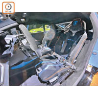 全碳纖運動座椅連四點式安全帶，後方特設與Akrapovic共同研發、較傳統不銹鋼輕40%的鈦合金拱形支架。