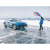 Urus在NEVE雪地駕駛模式輔助下，完成挑戰Days of Speed冰上極速紀錄的壯舉。