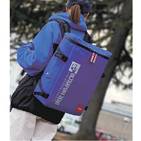 這款盒型背囊擁有30L的超大容量，內藏多達7個小袋，售¥6,000（約HK$426）。