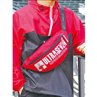 側肩背包可放入長形銀包、飲料或縮骨遮等，售¥2,000（約HK$142）。