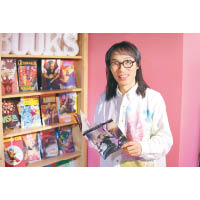 黃獎（Anthony Wong）是香港作家、水墨畫家及廣告創作人，早於80年代接觸美漫，時至今日藏書逾3萬冊，曾擔任美漫翻譯工作及撰寫專欄。