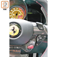 軚環右下方的Manettino旋鈕，提供5種行駛動態模式，其中Race屬新增模式。