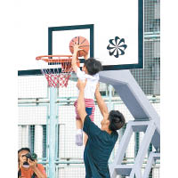 兒童場除了邊界較細之外，連籃球框亦刻意降低，好讓小朋友都享受到灌籃樂趣。