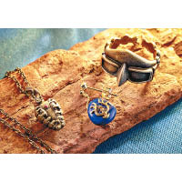 《天空之城》My Treasure飾物系列分別有（左起）巨神兵頸鏈、飛行石耳環及風鏡戒指，各售￥6,600起（約HK$469）。