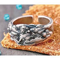《崖上的波兒》My Treasure飾物系列有這款刻上波兒奔走圖案的戒指，售￥8,800（約HK$625）。