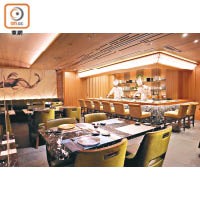 主用餐區兩旁有壽司吧和鐵板燒枱，客人可因應喜好選擇區域用餐。