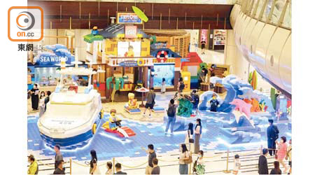 青衣城「樂高®夏日海灣」，有1:25比例設計出的主題裝置，大家可以與樂高®人仔盡情大玩一連串令人身心涼快的水上活動。
