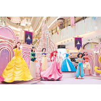 MOKO新世紀廣場「Disney Ultimate Princess Celebration｜迪士尼公主巡禮」，14位迪士尼公主及女王塑像華麗現身之餘，還有近5米高的「奇妙夢想城堡」裝置炫亮登場。
