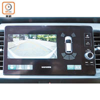 9吋中央屏幕連接可多角度顯示路況的後泊鏡頭及前後泊車感應，倒車睇位更易掌握。