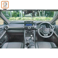中控台配備8吋輕觸式屏幕連Apple CarPlay系統，兩側冷氣出風口亦由長形改為圓形，營造更具年輕跑格的駕駛氛圍。