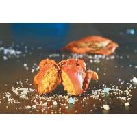 岩鹽焗黃油蟹<br>岩鹽包圍黃油蟹猛火焗，讓油脂加添鹹香，更能提升鮮味。（e）