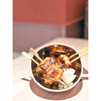 菇燒牡蠣串<br>風乾火腿包廣島蠔、秘製直菇、紫蘇葉汁燒，口感十足。