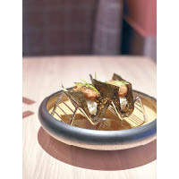 醬漬牡蠣一口飯<br>加鮮蠔湯煮的蠔飯，配醬油漬廣島蠔和青瓜，清新鮮香。