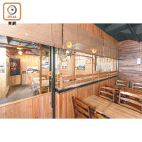 以木色調為主設計，簡約舒適，還設有室外位置，富日本地道居酒屋風情。